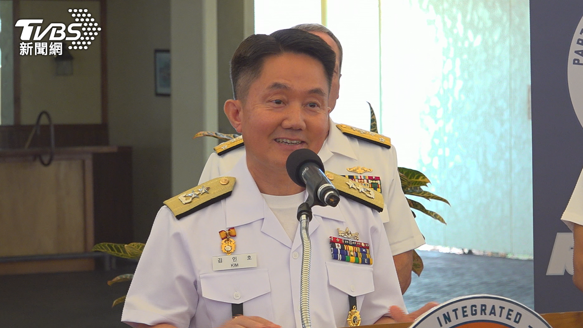 環太軍演海上指揮官(南韓海軍少將)金仁浩。(圖/TVBS)