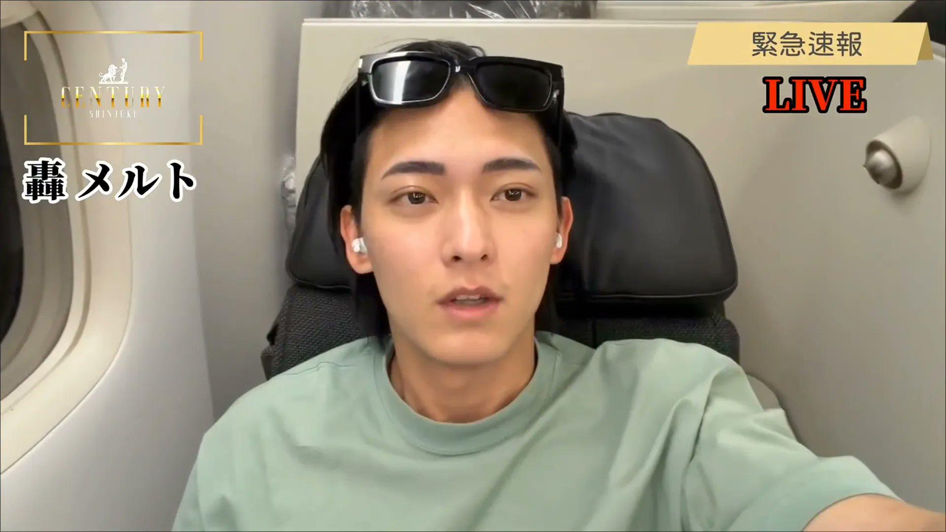 轟梅爾特搭飛機的回程還拍了影片自嘲。(圖/翻攝自推特)