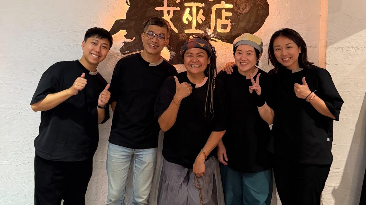 巴奈(中)在蕭賀碩(右二)以及A&R李承宗(左二)支持下完成專輯《來了》。(圖/巴奈提供)