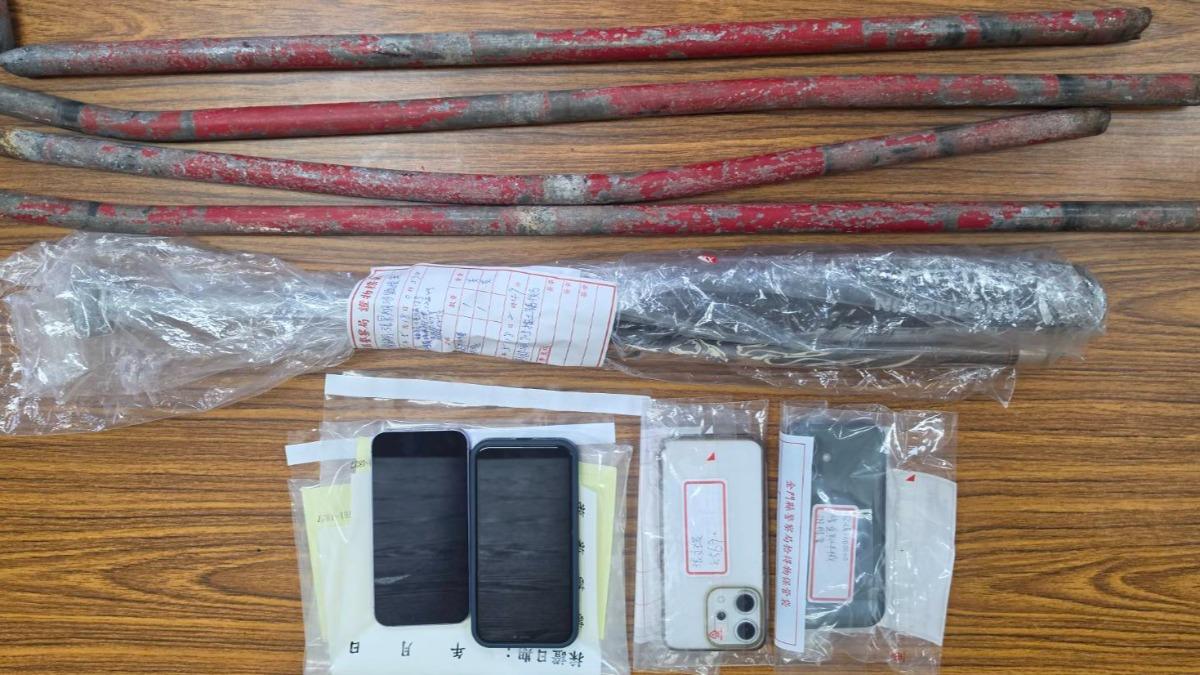 洪姓主嫌與另5名成員持球棒、鐵棍連砸兩間KTV，行徑十分囂張。（圖／警方提供）