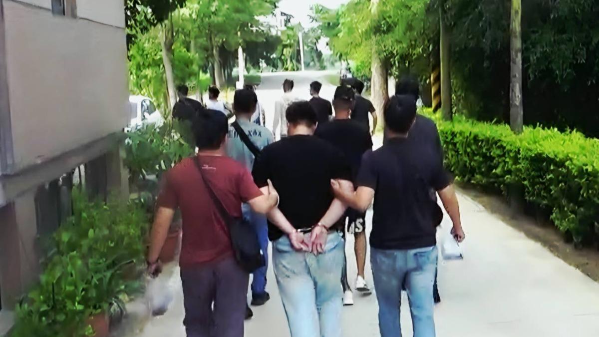 專案小組展開跟監、埋伏，將暴力集團查緝到案。（圖／警方提供）