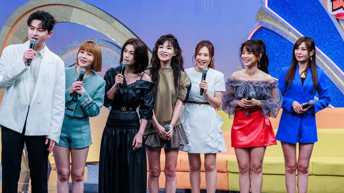 《綜藝一級棒》安排朱海君(左3)等多位歌手接力演唱。(圖/中視提供)