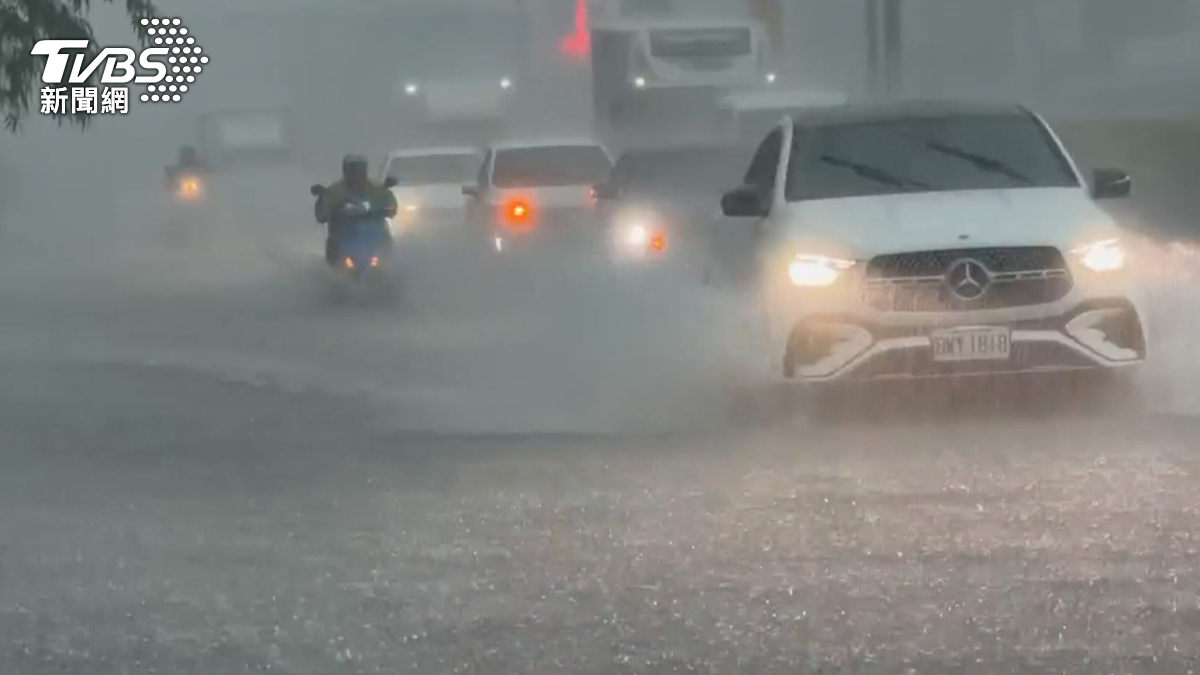 屏東豪雨狂炸「積水淹到肚臍」！上班族繞路遲到1.5小時（圖／TVBS）
