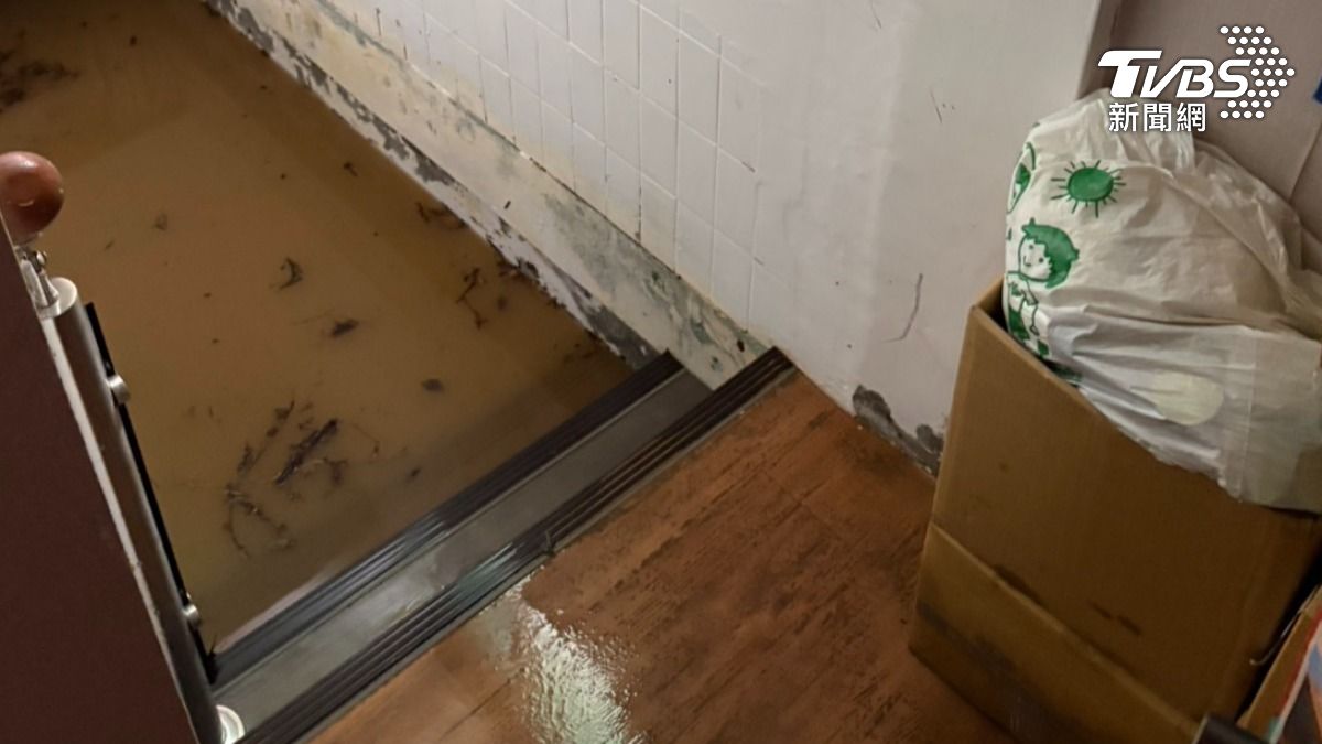 文德路的店家、住宅地下室幾乎淹水滅頂。(圖/民眾提供)