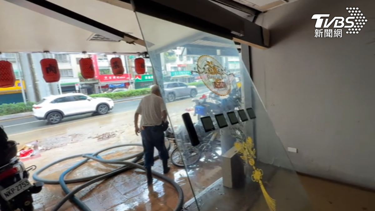 文德路的店家、住宅因為下雨有不少災情。(圖/TVBS)