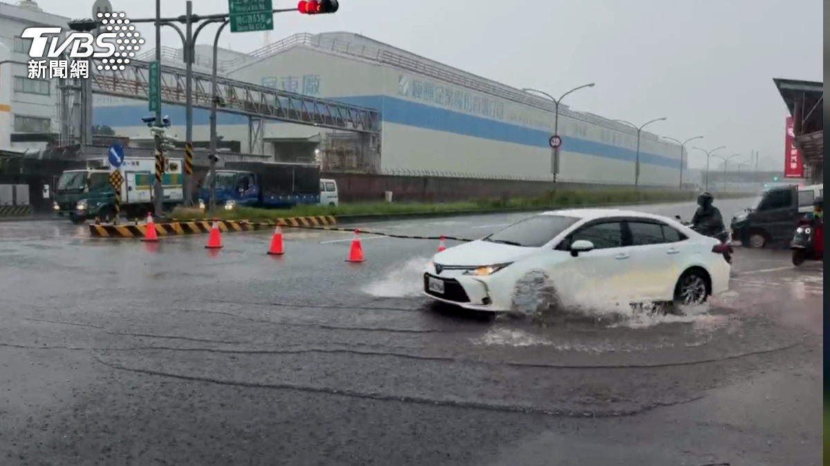 屏東豪雨狂炸「積水淹到肚臍」！上班族繞路遲到1.5小時（圖／TVBS）