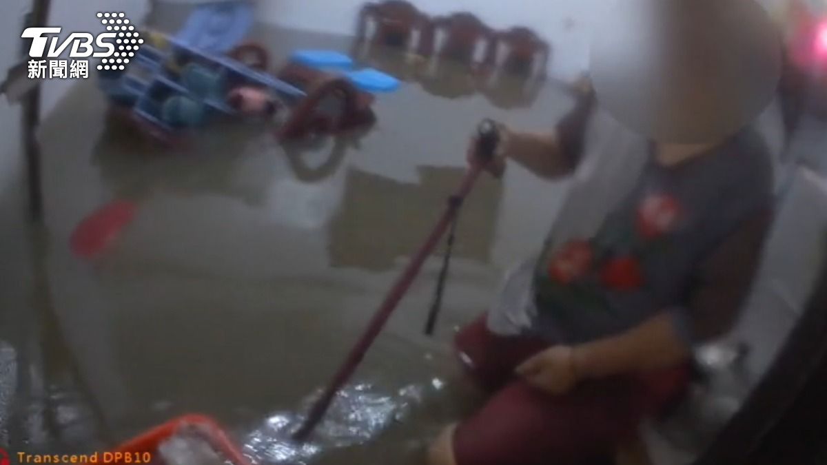豪雨襲淡水,獨居嬤受困家中,義消幫穿救生衣揹出救人。(圖/TVBS)