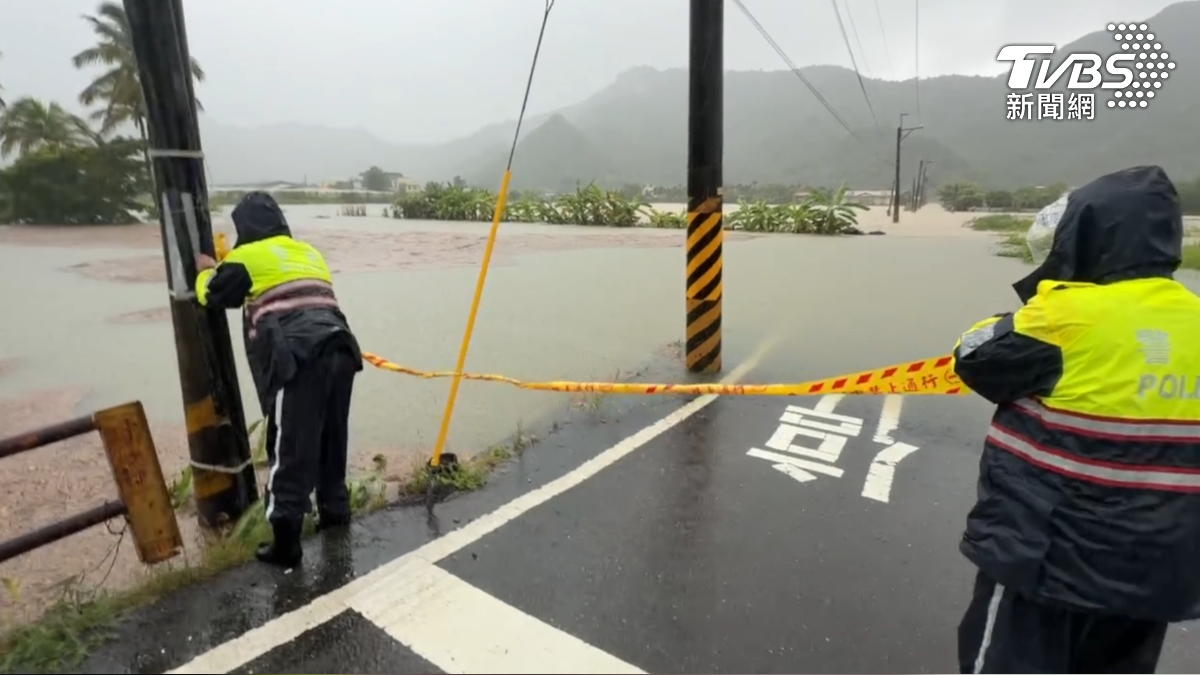 豪雨狂襲高雄山區，旗山、美濃一帶災情頻傳，機車騎士行經時自摔受傷送醫，高雄市府緊急宣布旗山、美濃停班停課（圖／TVBS）