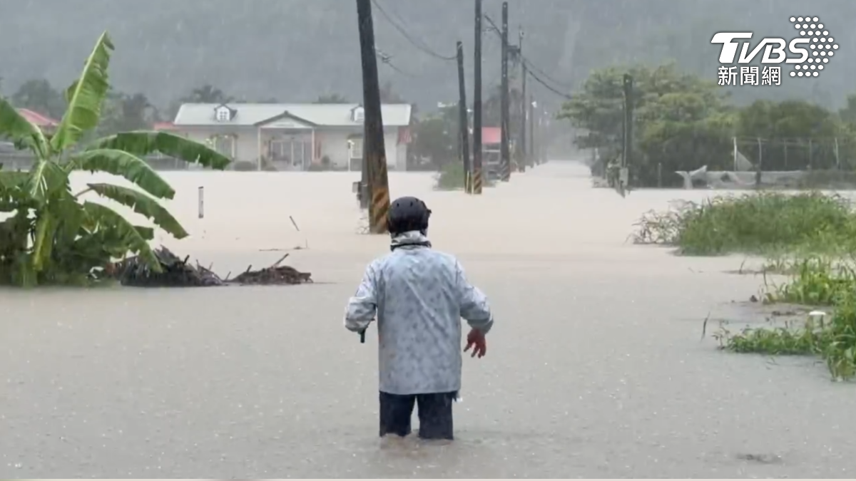 高雄短短16小時累積雨量驚人，美濃區高達456毫米居冠，內門及旗山也都突破414毫米（圖／民眾提供）