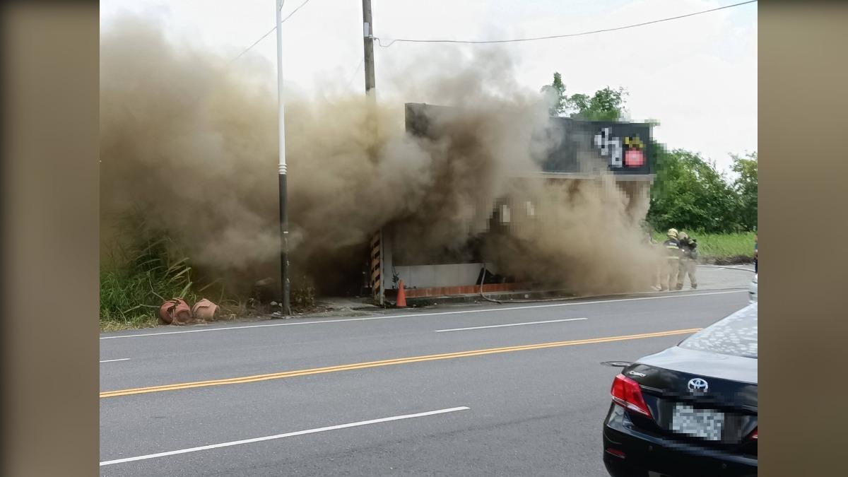 屋酒屋竄出大量濃煙，火勢蔓延很快，店內裝潢幾乎全毀。（圖／翻攝自Threads@honda5299）