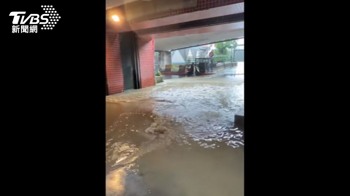 大雨強襲新北市汐止區跟南港區。（圖／yu_ping_yuan授權）