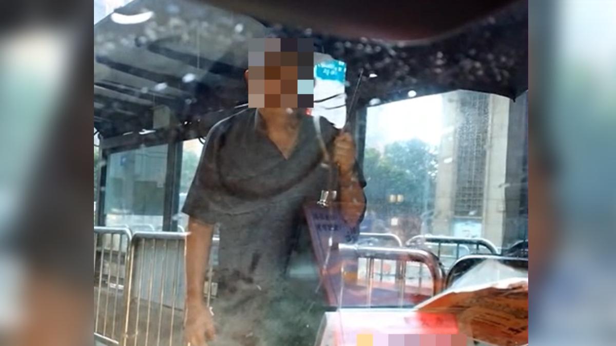 司機控訴男子站在車前騷擾,甚至在乘客上車時還不斷阻攔。(圖/TVBS)