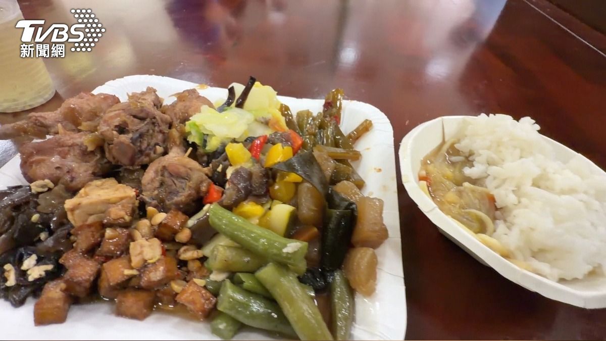 台中自助餐「一盤70元」爆紅!菜肉夾到滿出來 月底救星被推爆。(圖/TVBS)