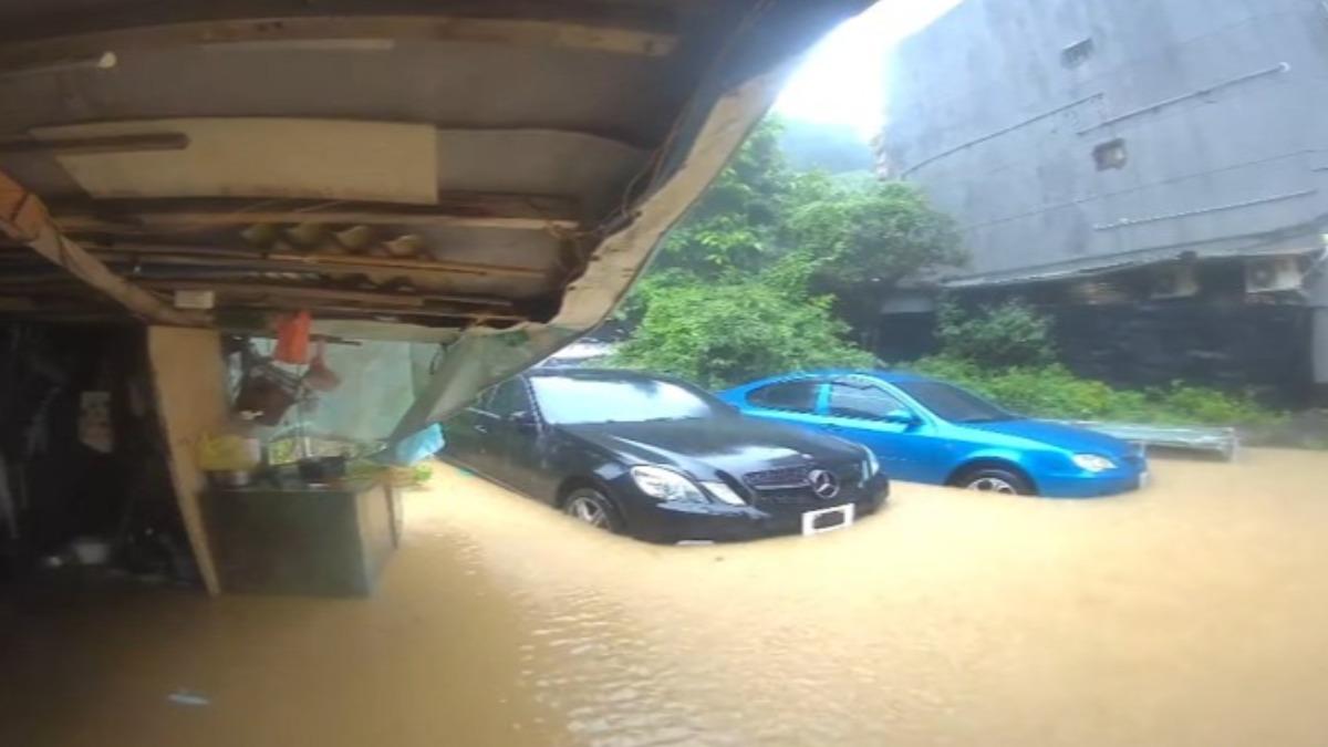 影音/ 咕嚕咕嚕!大雨狂炸內湖 汽車慘遭泥水滅頂 最大累積雨量達252毫米