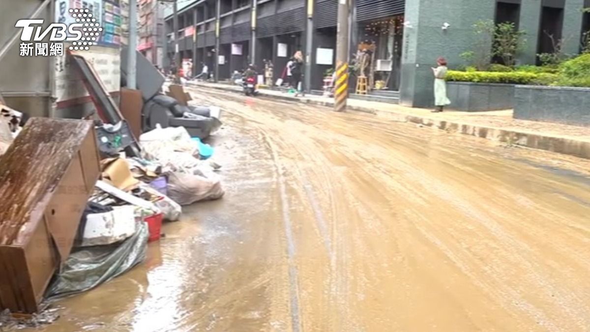 大雨狂襲導致各地積淹水,大批網友湧入台北市長蔣萬安臉書狂刷「咕嚕咕嚕」。(圖/TVBS)