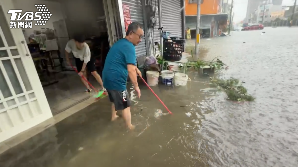 屏東縣潮州鎮25日遭強降雨襲擊,雨水直接灌進民宅,積水深度達30公分(圖/TVBS)