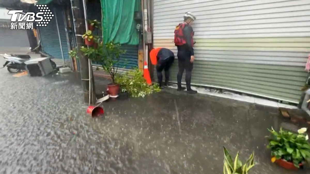 屏東潮州暴雨狂灌!鐵捲門遭洪水擠壓變形!屏東3人困屋內5hr(圖/TVBS)