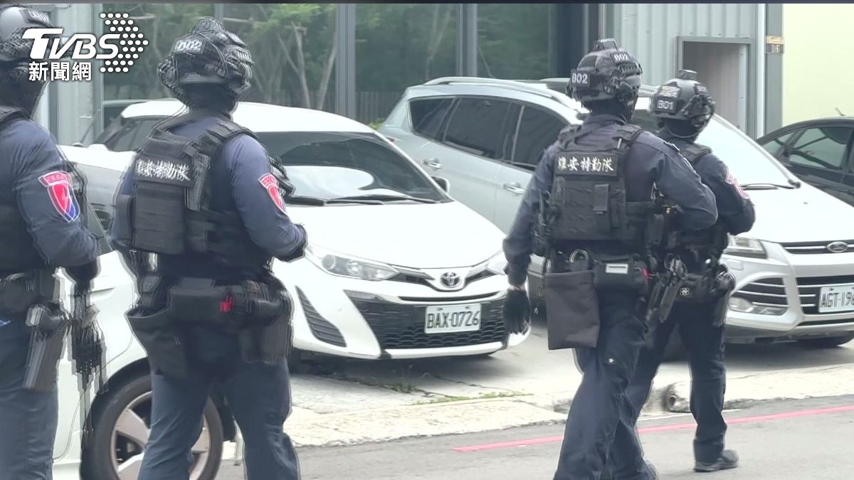 台中鐵皮屋遭攻堅 孕婦疑受驚宮縮送醫。(圖/TVBS)