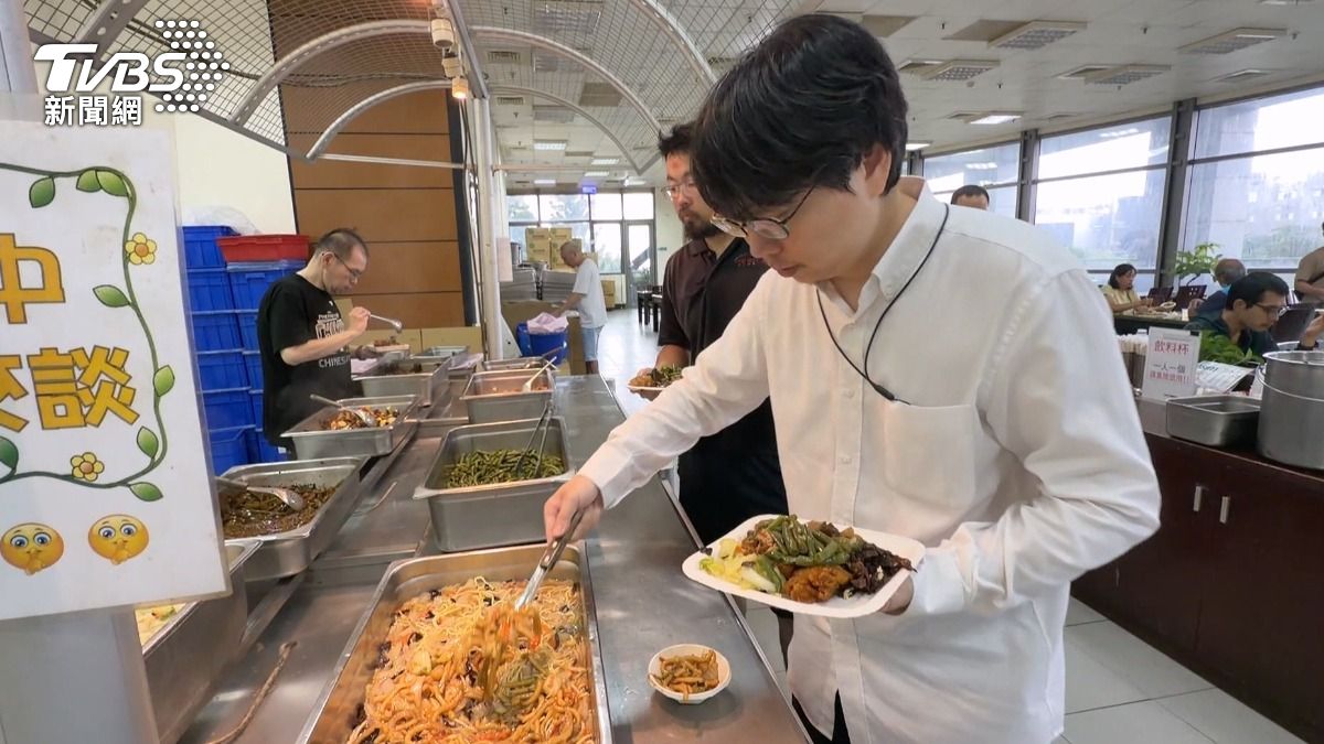 台中自助餐「一盤70元」爆紅!菜肉夾到滿出來 月底救星被推爆。(圖/TVBS)
