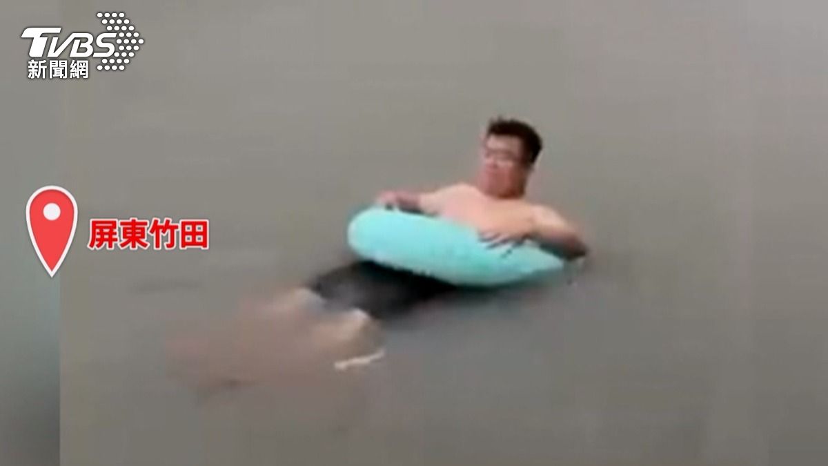 屏東竹田民宅前變漂漂河,住戶苦中作樂。(圖/Threads:li_yuan_yuan_)