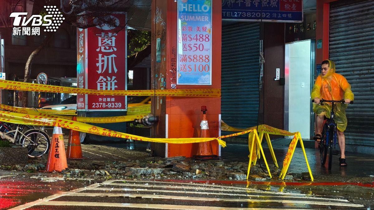 台北市基隆路二段一處大樓敵不過風雨,外牆磁磚突然大量掉落。(圖/陳冠宇攝)