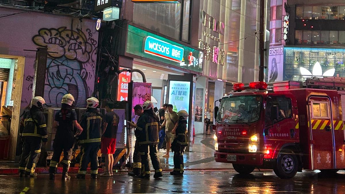 西門町商圈昨日深夜驚傳電箱爆炸,現場竄出陣陣濃煙。(圖/cockroa_life提供)