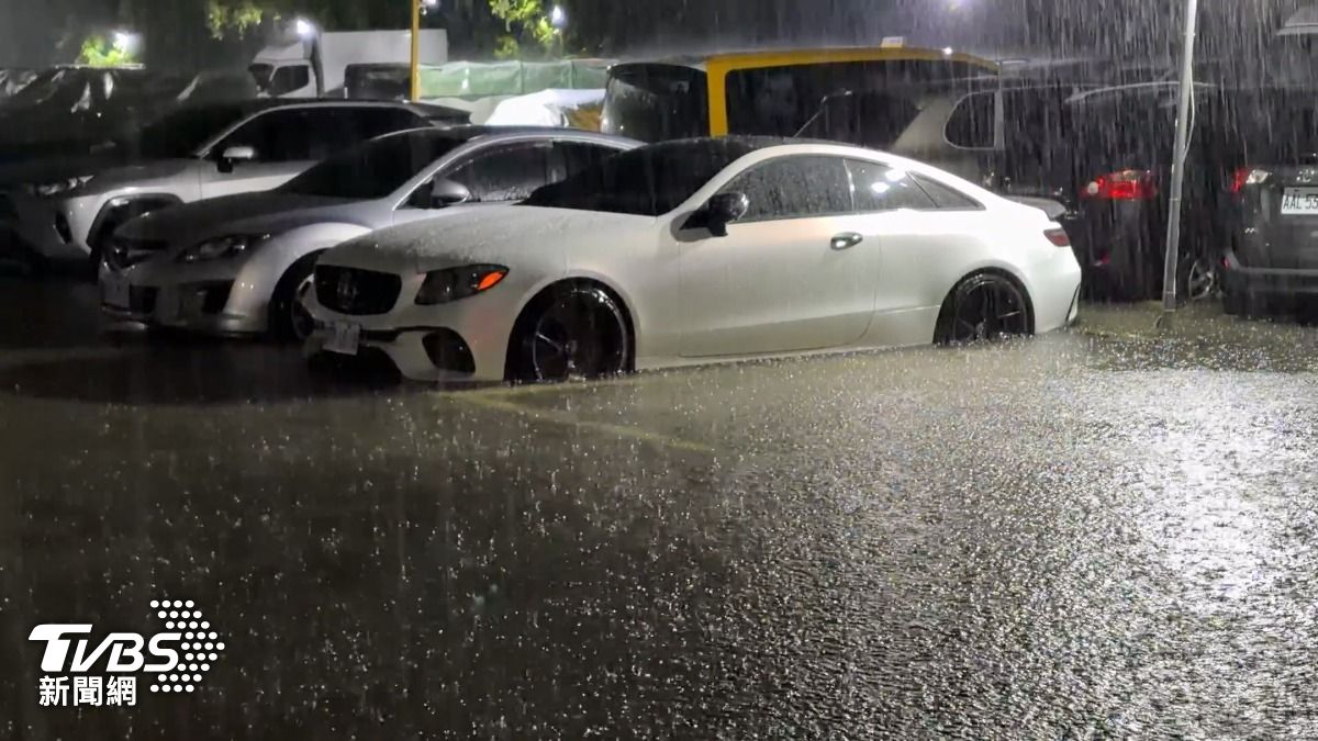 新北市泰山區泰林路上的某處停車場,因雨勢過大導致嚴重積水,水深已達半個輪胎高。(圖/TVBS)