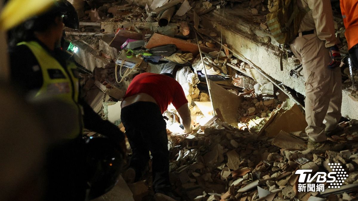 委內瑞拉連環強震，多地建築倒塌，許多人依舊失蹤或被困在廢墟下。（圖／達志影像路透社）