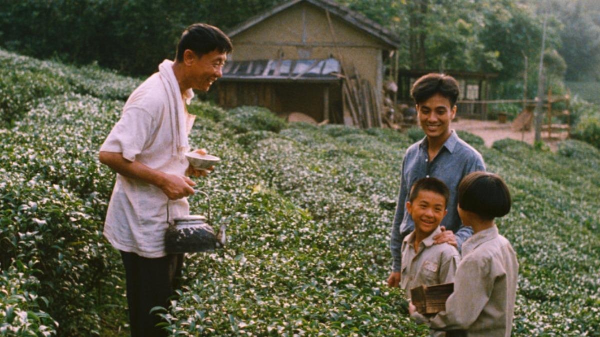 林義雄(左)曾坦言自己在《魯冰花》是用「做父親的真心」投入角色,真摯演出至今仍令觀眾印象深刻。(圖/國家電影及視聽文化中心提供)