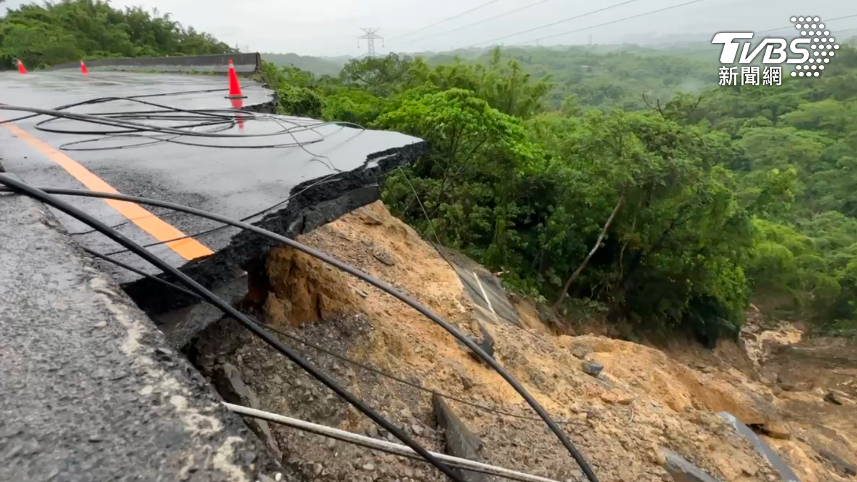 台南連夜降暴雨「多區嚴重淹水」　龍崎182線路坍崩、電桿滑落