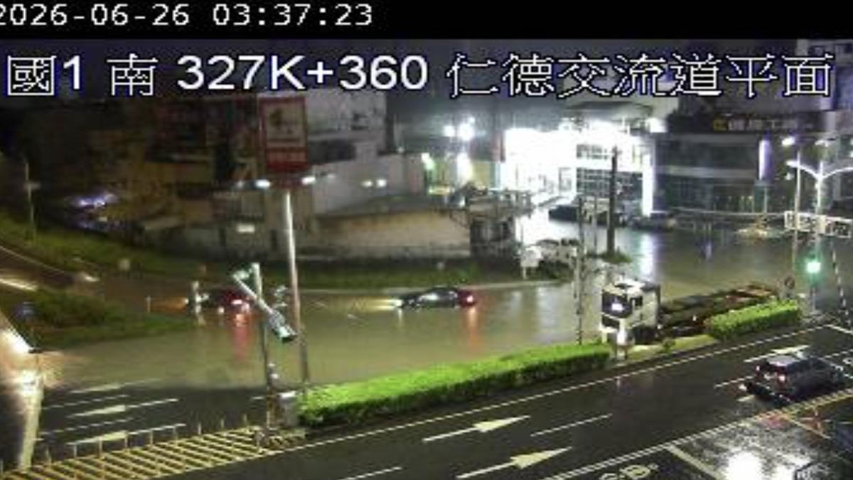 仁德交流道昨日晚間嚴重淹水，車輛幾乎無法通行。（圖／翻攝自國道即時路況）