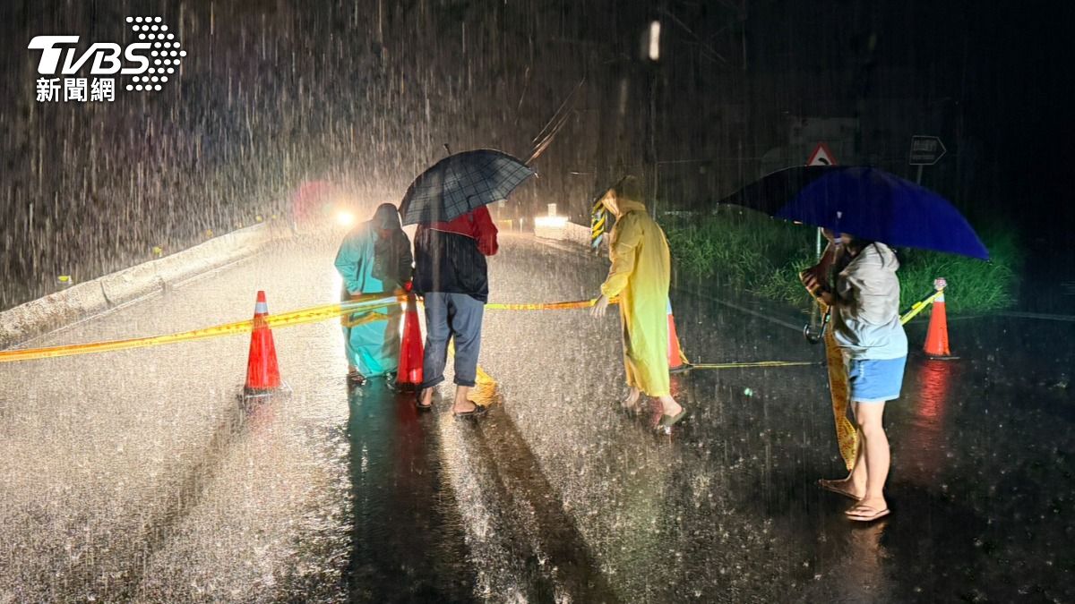 台南降下連夜暴雨。（圖／TVBS）