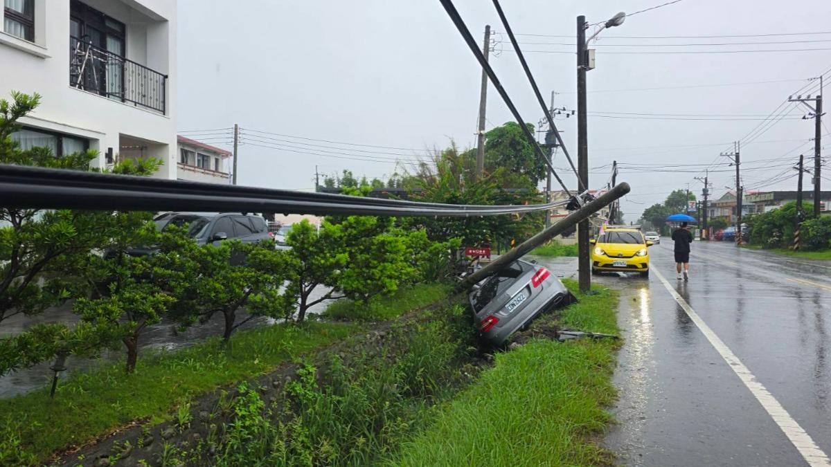 豪車雨天失控撞電桿!車頭全毀卡邊溝 駕駛撞後先落跑