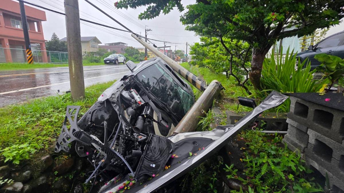 三星自撞事故！賓士車頭撞爛「插進邊溝」　駕駛離去待釐清。（圖／民眾）