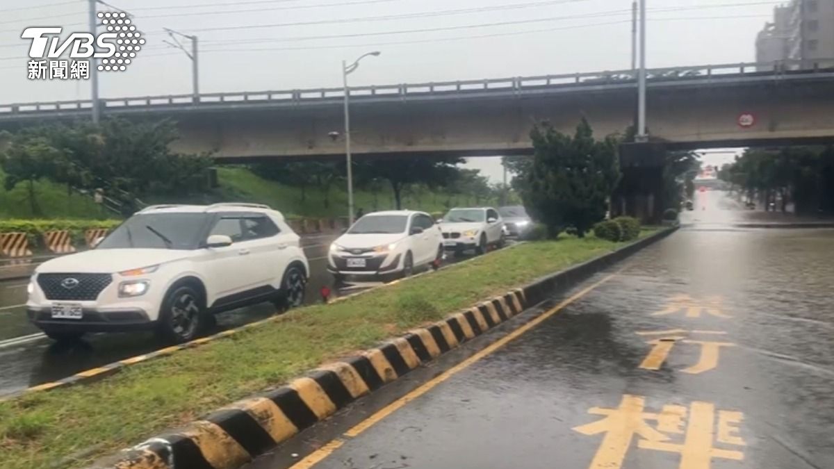 道路也出現大範圍積水,影響上班車流。(圖/TVBS)