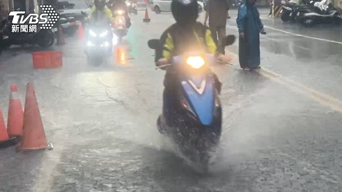竹北市北崙里一帶也出現積淹水情形。(圖/TVBS)