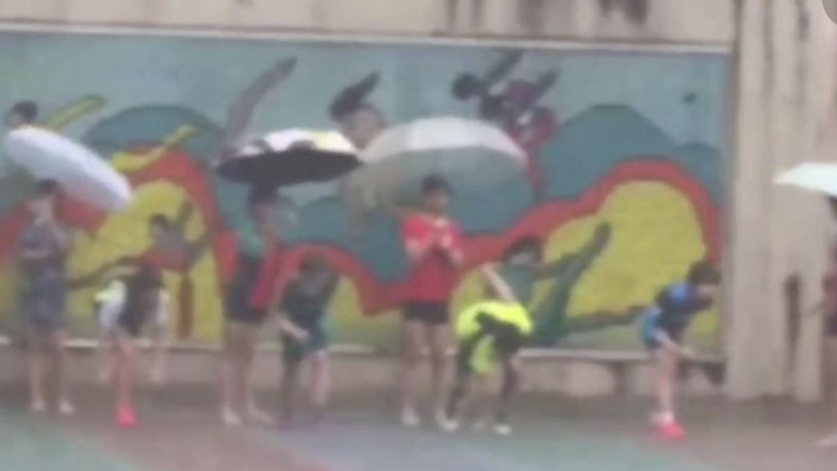 國小田徑賽不顧暴雨照辦 !學童被逼淋雨 議員轟:蔣萬安完全不及格
