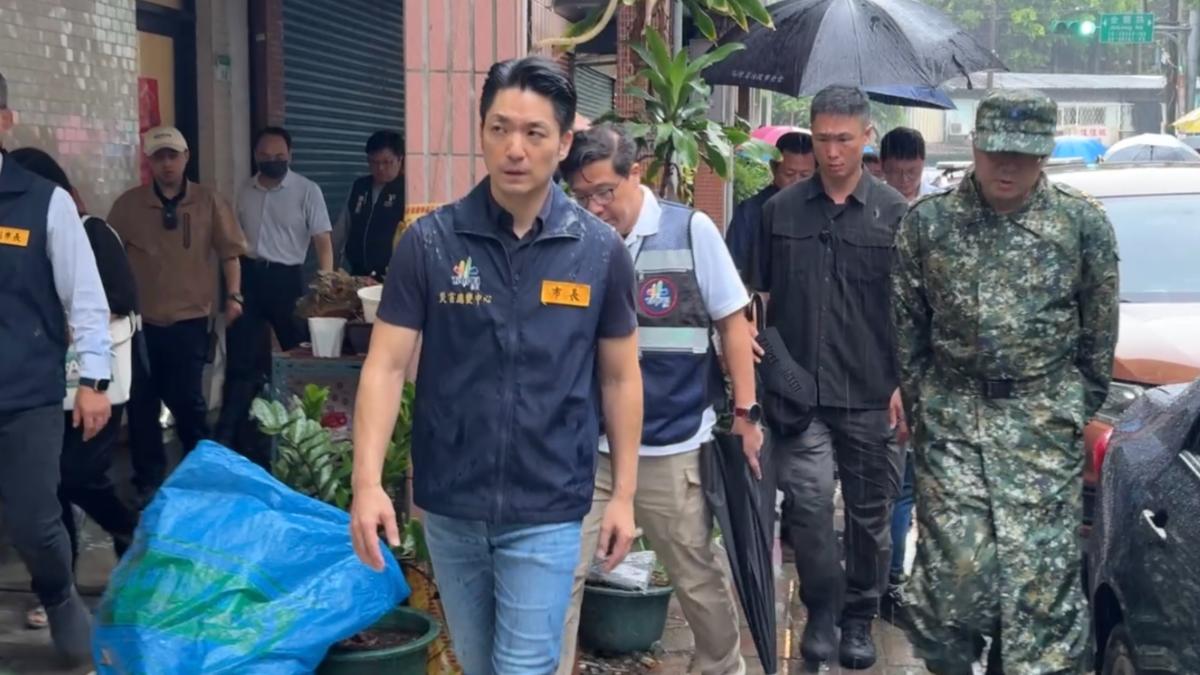 暴雨炸台北!內湖昨淹慘 蔣萬安今「沒穿雨衣」視察災後復原