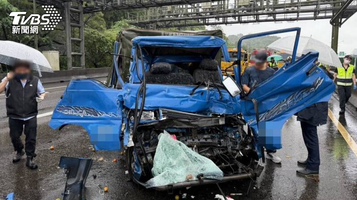 小貨車嚴重變形，駕駛搶救無效亡。（圖／TVBS）