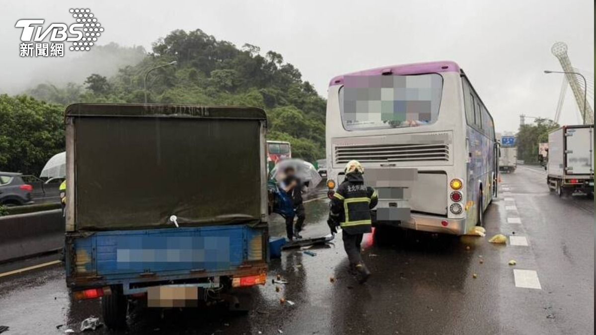 客運遭追撞，車內17名乘客無人受傷。（圖／TVBS）