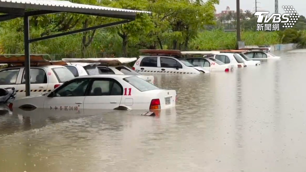 仁德一處駕訓班嚴重淹水，10多台教練車泡在水中。（圖／TVBS）
