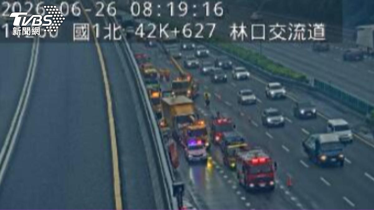 國1北上林口段連環撞，後方車流回堵。（圖／翻攝自高速公路1968）