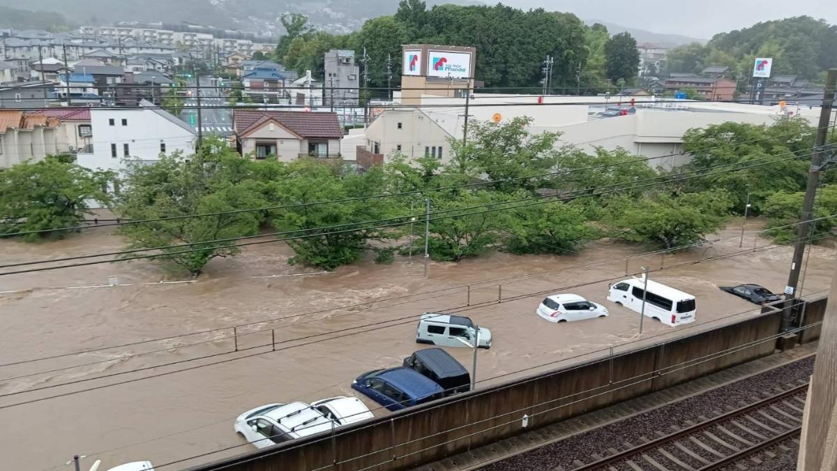京都大阪也遭暴雨轟炸!「一堆車泡水」 官方急發山崩預警