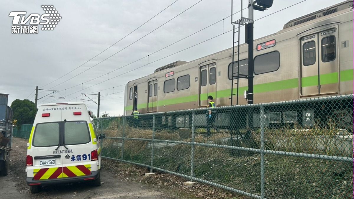 火車煞不住!60歲男拍區間車遭撞 噴飛100米外水溝不治