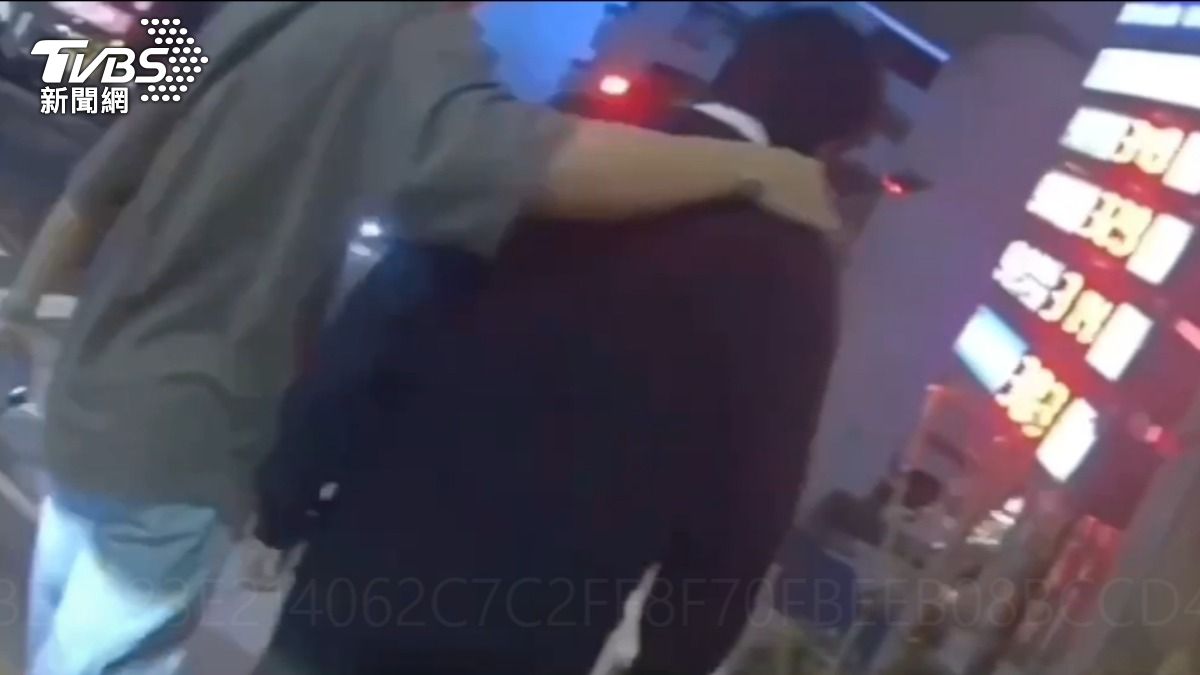 台北二殯爆偷拍!噁狼埋伏友善廁所「狂攝」 妙齡女當場抓包