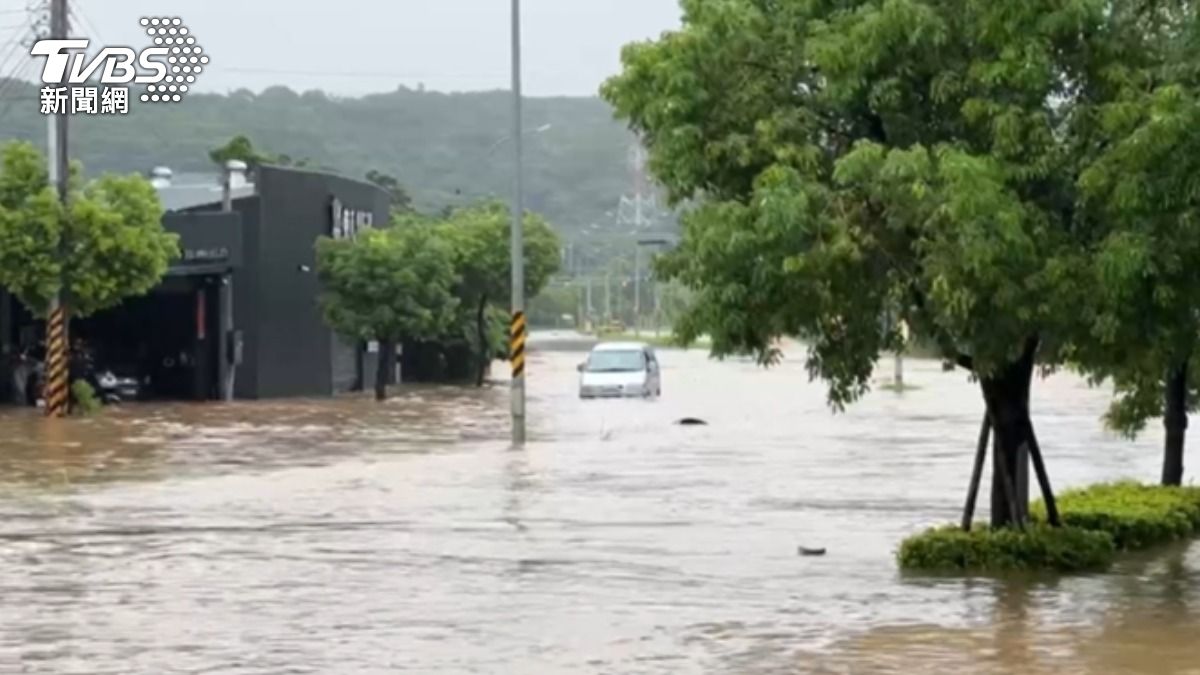 新竹地區多處路段積淹水嚴重。（圖／TVBS）