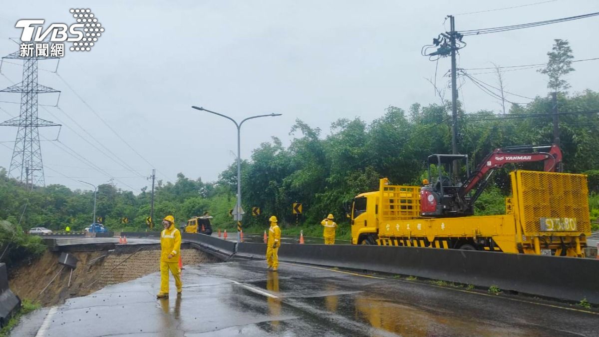 台南雷雨狂炸！釀16311戶大停電　台電人員漏夜緊急搶修