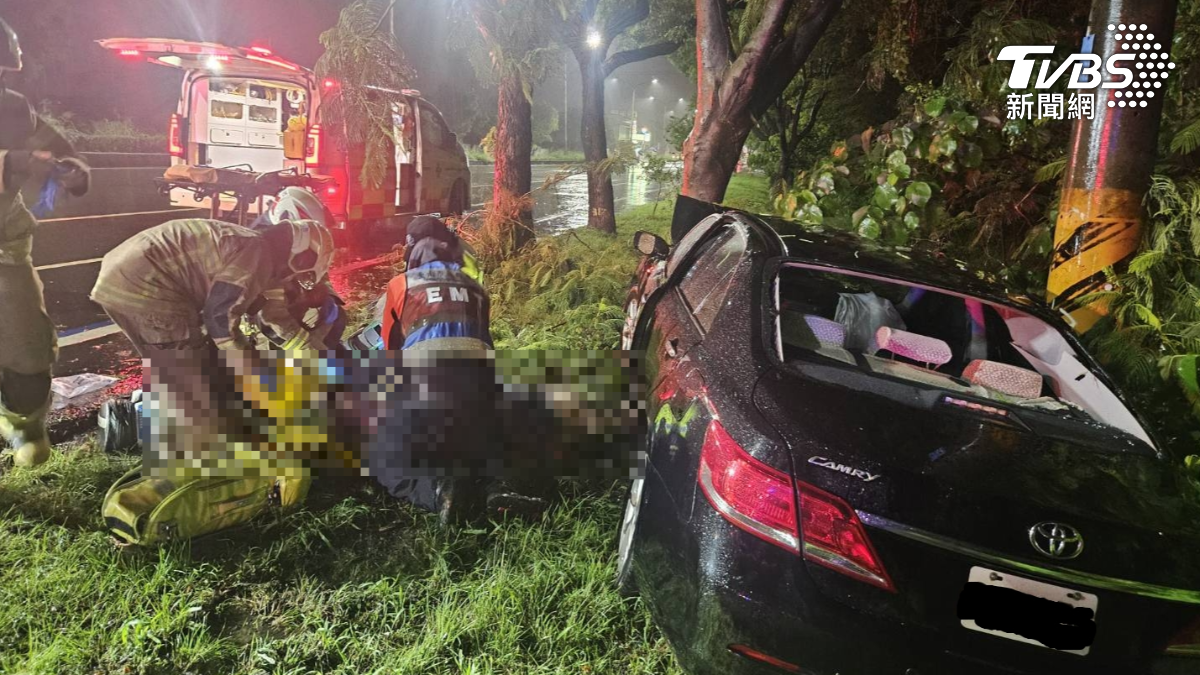 台1線昨日晚間發生自撞死亡車禍。(圖/TVBS)