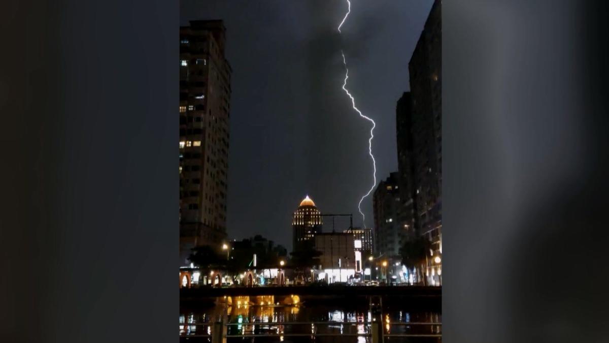 有民眾拍下在安平運河旁的閃電畫面,閃電將夜空一分為二。(圖/翻攝Threads_cch19720203)