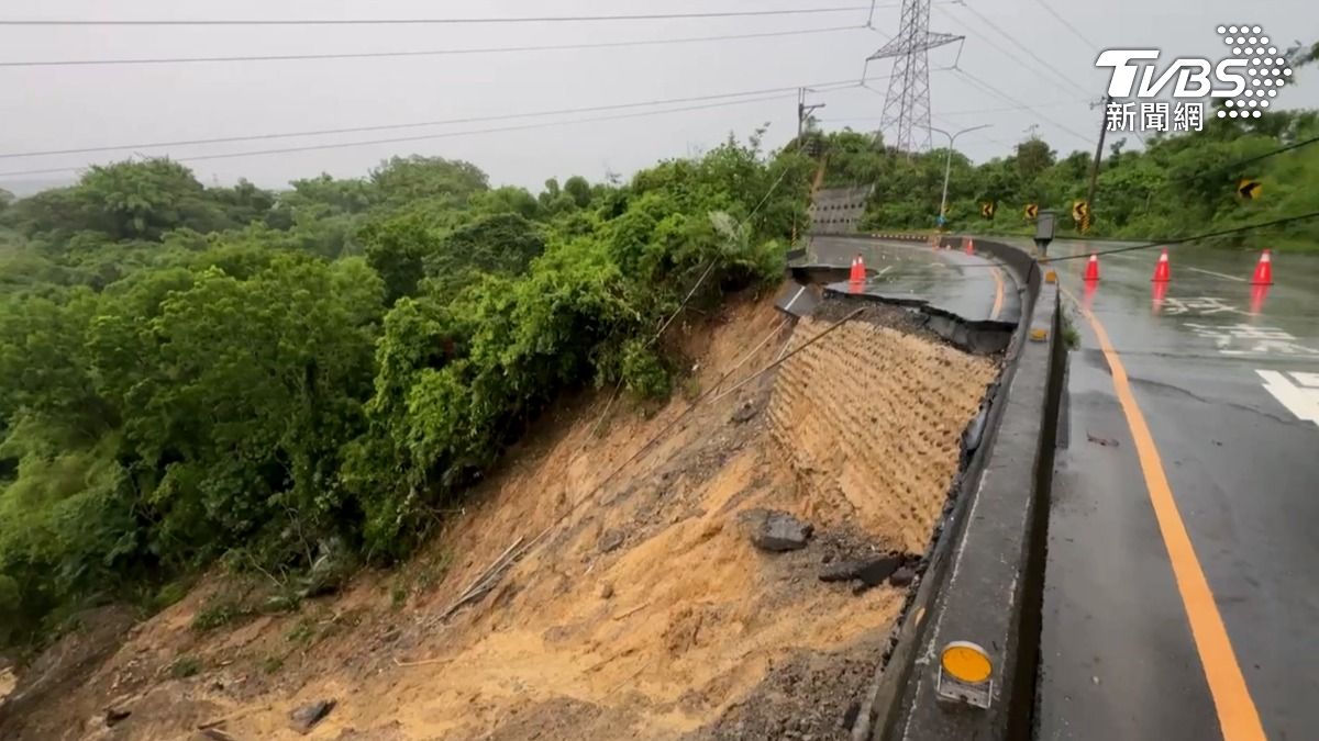 台南龍崎182縣道出現路基坍塌,馬路一大半已經崩塌。(圖/TVBS)